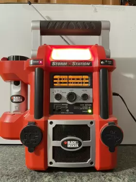 SS925 BLACK AND DECKER Storm Station Radio Light Power Center